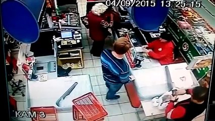 Yaşlı kadını yumrukla yere seren Rus genç kameraya yakalandı