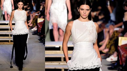 (VIDEO) Kendall Jenner Walks The NYFW 2016 Ramp