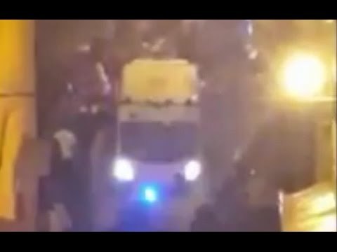 Aversa (CE) - Rissa in Via Seggio, giovane ferito: l'ambulanza non riesce a passare (14.09.15)