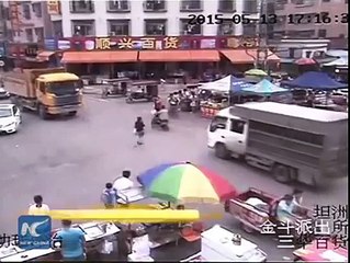 Cross the street, do not talk on the phone-by Funny Video Collection