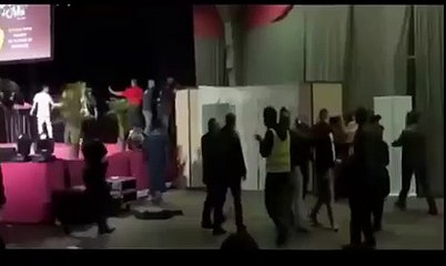 ناشطة في منظمة "فيمن" ؛ شوف شعملت بيدها وقتلي اقتحمت مؤتمر السلفيين "مخك يحبس"