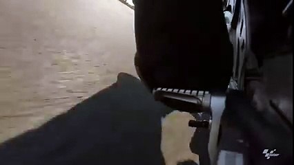 Quand un repose-pied de moto rencontre le bitume d'un circuit