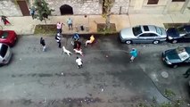 Deux pitbulls incontrôlables attaquent un homme dans la rue