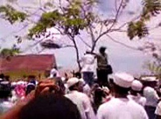 Allah cc Mucizesi İZLE-Nepal de, caminin yapımı bitince, minarenin şerefelerini takmak