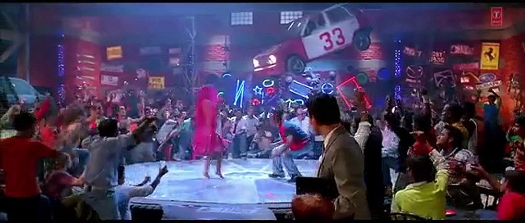 Dekhta_Hai_Tu_Kya_(Full_Song)_Film_-_Krazzy-4