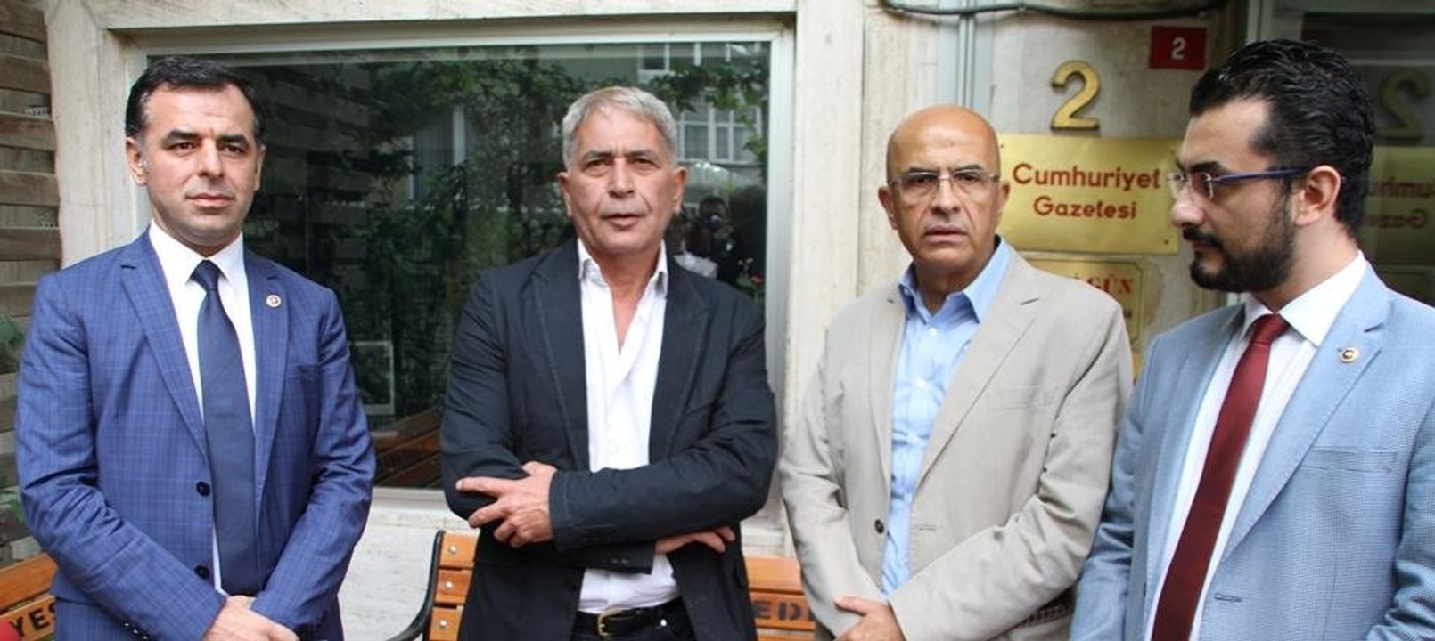 CHP'den, sansürlenen cumhuriyet.com.tr'ye destek ziyareti
