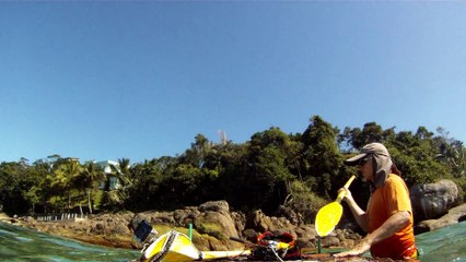 Pegada de carbono, reduzindo, barco navegando com garradas PET de 2 litros, todo reciclado, Ubatuba, SP, Brasil, (9)