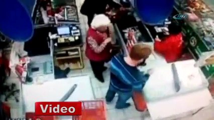 Yaşlı kadına sebepsiz yere yumruk attı