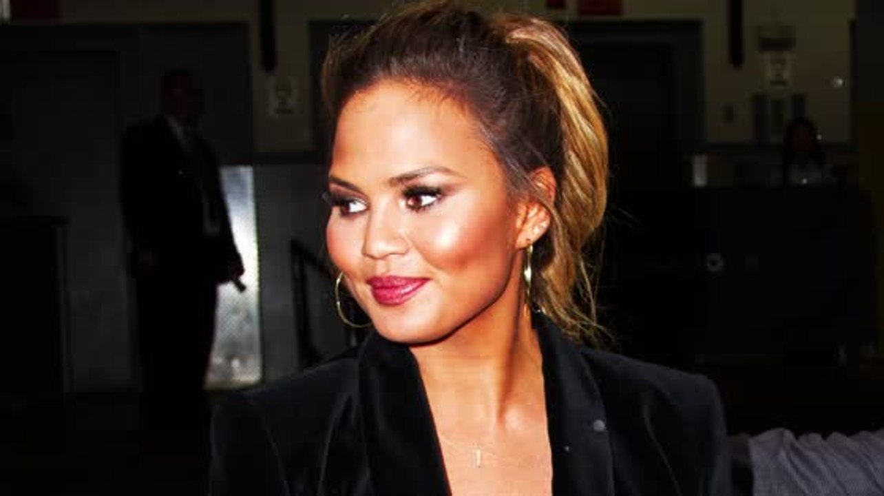 Chrissy Teigen comparte su regla de 'no niñeras sexys' para mantener un matrimonio fiel