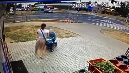 Il perd le Contrôle de sa Voiture et Frôle une Poussette
