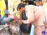 پشاور - 25 سالہ ہنر مند شرافت نے سائیکل کو موٹر سائیکل میں تبدیل کر دیا۔