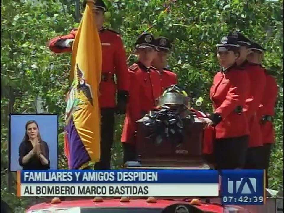 Los caballeros del fuego realizan homenaje de despedida para su héroe caído Marco Bastidas