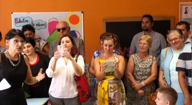 Ish-Presidenti Moisiu shoqëroi në ditën e parë të shkollës stërmbesën- Ora News- Lajmi i fundit-