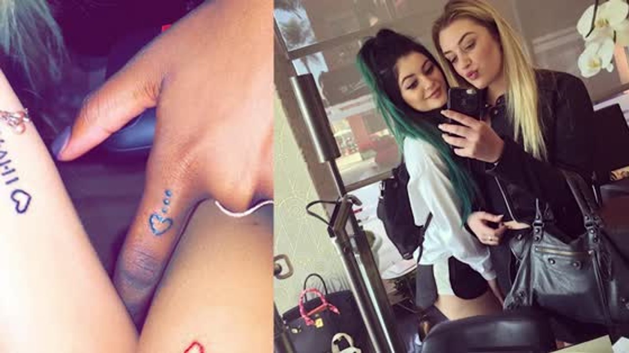 Kylie Jenner und ihre Freundinnen zeigen ihre gleichen Tattoos