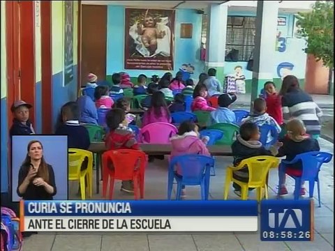Padres de familia buscan una solución para que sus hijos no reciban clases en el pasillo de la escuela
