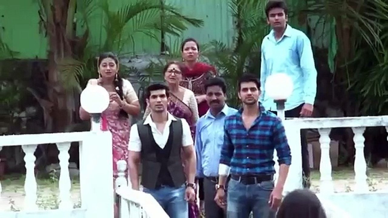 Meri Aashiqui Tum Se Hi_ RV Saves Ishaani from Bomb Blast