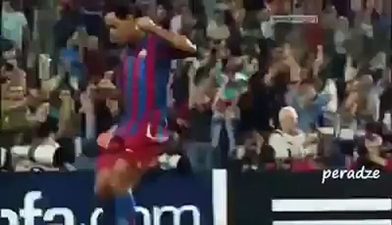 Les 10 plus beaux buts de Ronaldinho. Un pur régal ! #GENIE