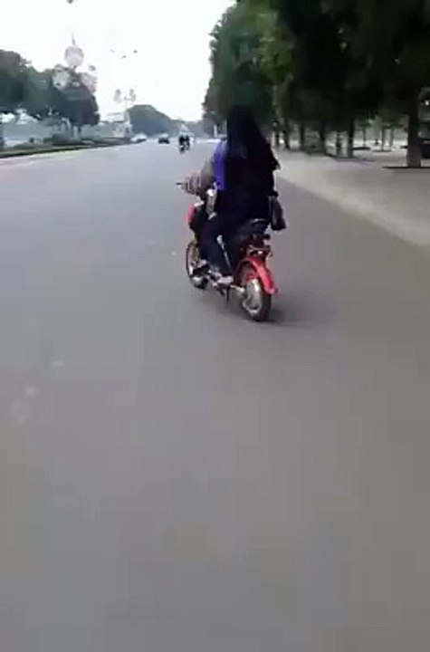 Gái tỉnh nào mà đá lửa xe đạp điện đỉnh thế nhỉ --s