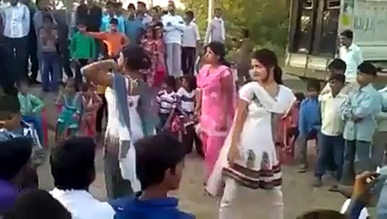 Lahori Girls Hot Mujra On Road - Saraiki HD Songs