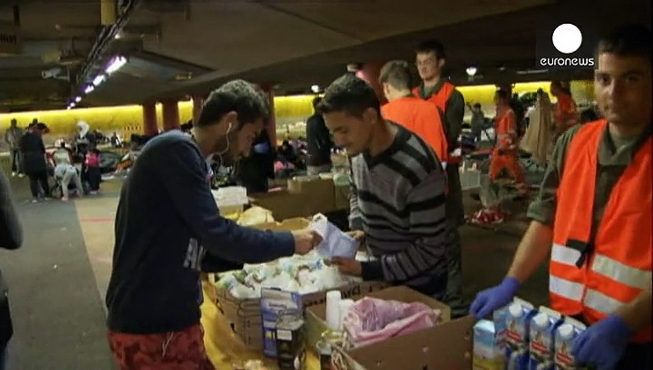 Centinaia di migranti passano la notte in stazione a Salisburgo, Austria