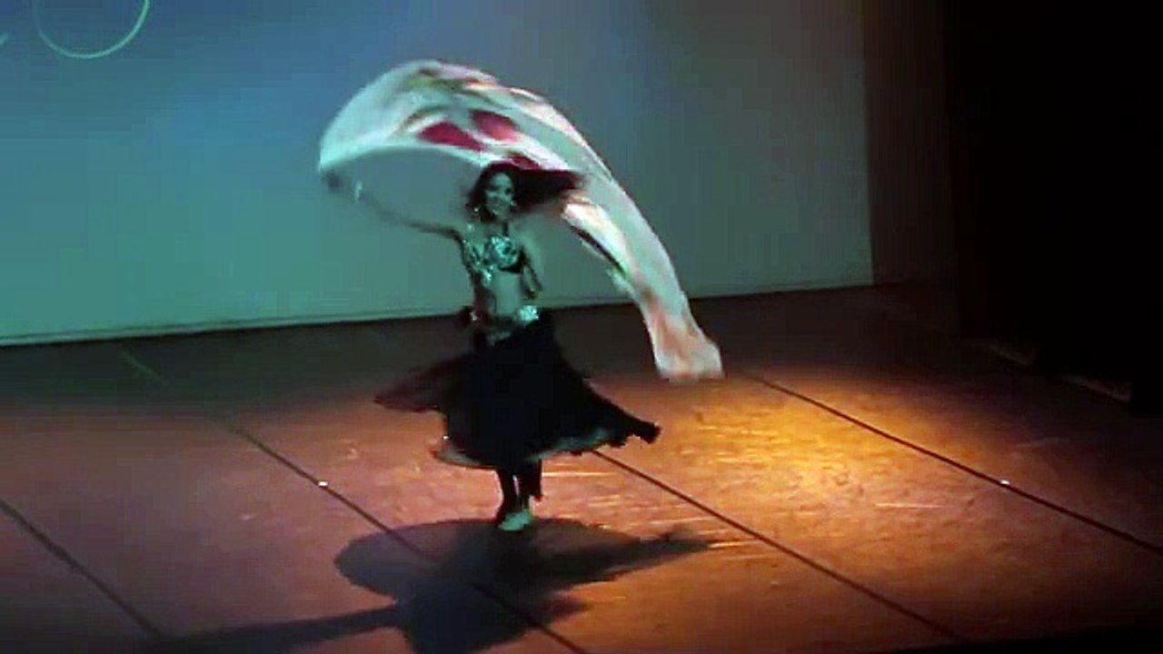 Nadhine belly dancer