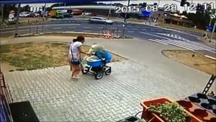 Une maman et son bébé presque tué par une voiture