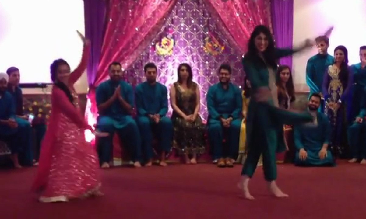 Beautiful Punjabi Girls Dance on '' Larke Ore Larke ''