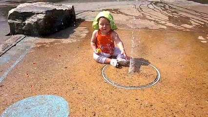 Children-r-playing-with-water-and-toys-...-Dz