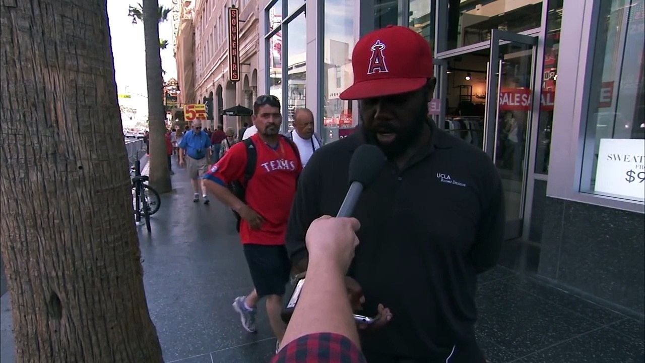 Jimmy Kimmel montre un "Iphone 6s" aux passants