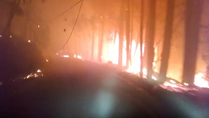 Un automobiliste essaie d'échapper aux flammes qui ravagent la Californie