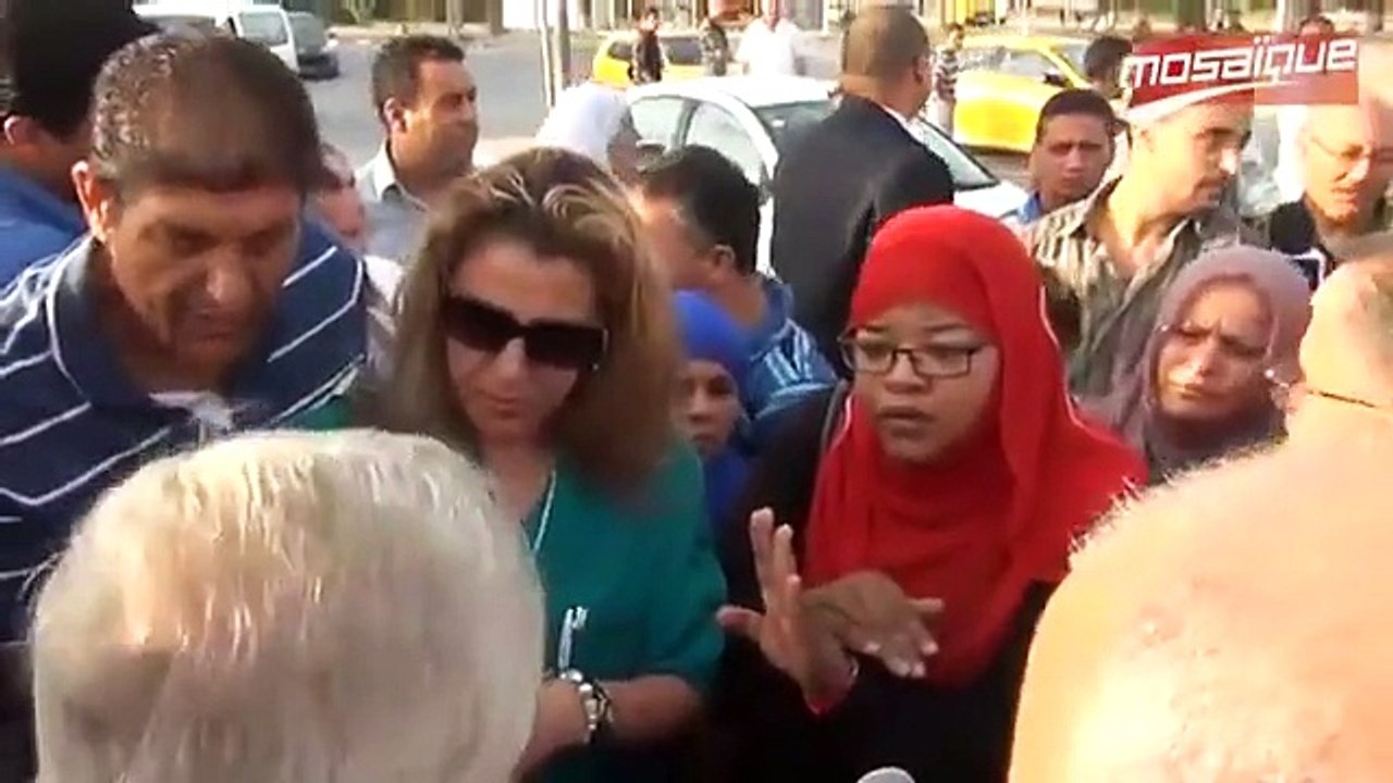 شوفو المواطنة كيفاش تحكي مع وزير النقل !! اش خلاهم المرافقين متعوا يبعدوا فيها !!!