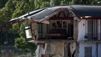 Une rivière engloutit plusieurs maisons en Italie