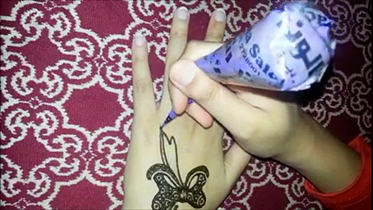 Pretty Ribbon Henna Design