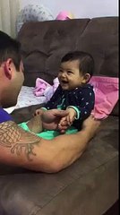 Un papa qui veut couper les ongles de se petite fille très très rusée