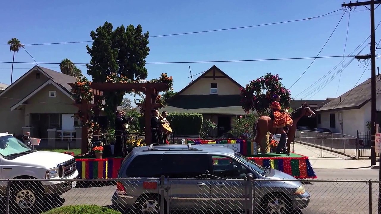 Mexican Parade Float randomly stopping by a house is so funny
