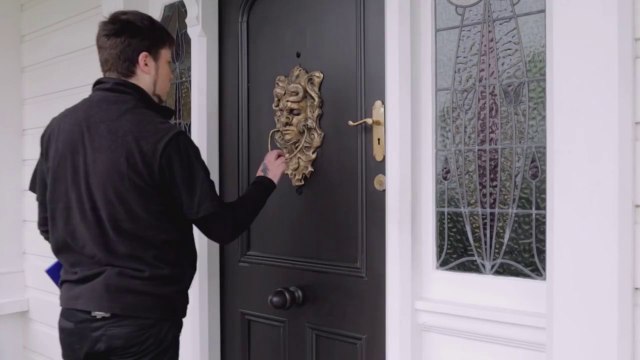 Des vendeurs à domicile piégés par un heurtoir de porte