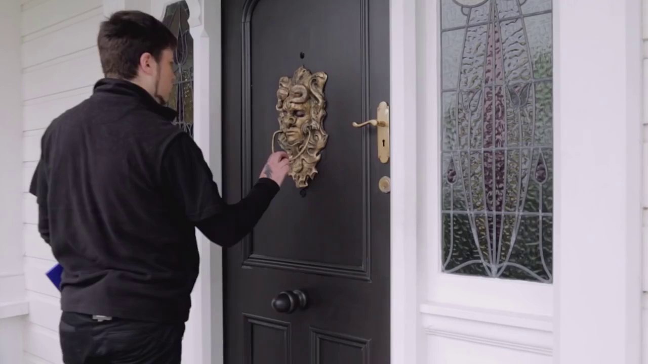 Des vendeurs à domicile piégés par un heurtoir de porte