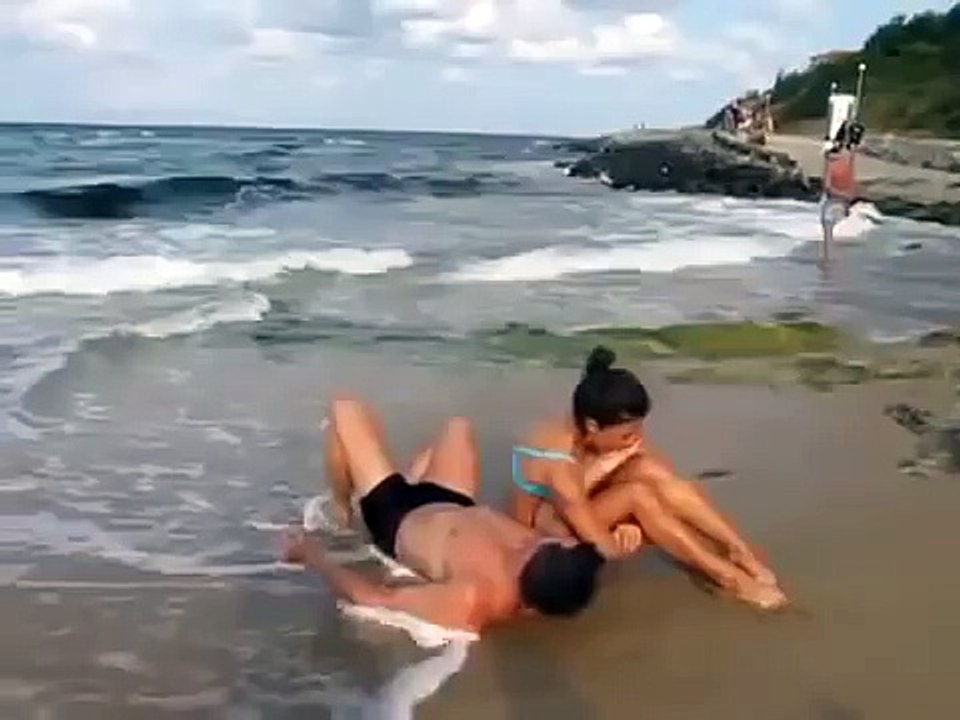 Bir plaj Bir Kız Birde Erkek