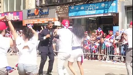 كان جا عربي يعديها عا سكانار بالمس و بعد يبوسها بوسة بريئة