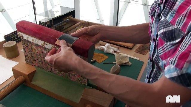 Atelier de dorure sur cuir aux Archives nationales du site de Pierrefitte-sur-Seine