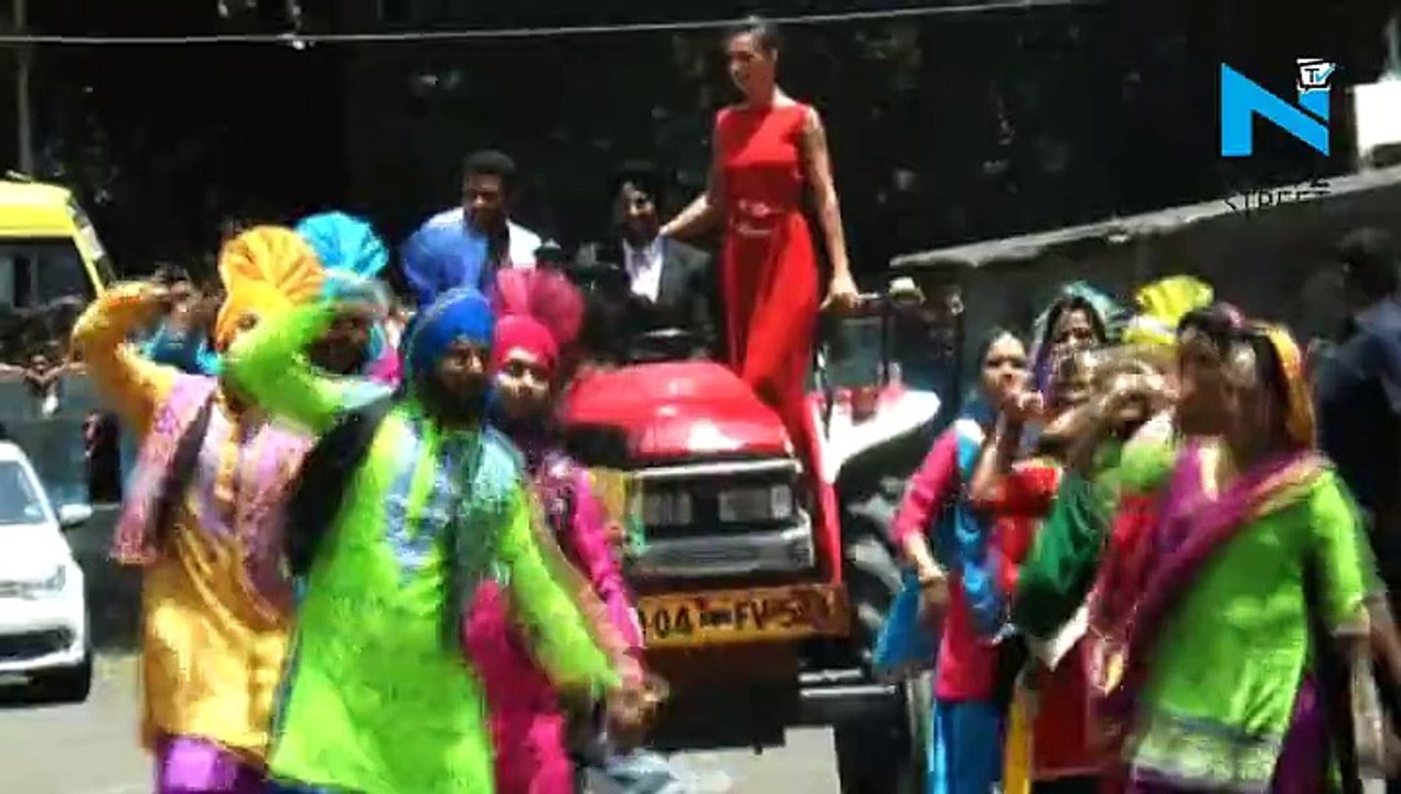 Akshay Kumar takes “Dizzy Goals” challenge and fails!