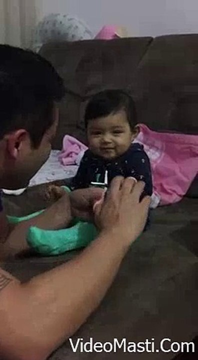 Very Little Kid Fake Cries To Prank Her Dad - Its Amazing(videomasti.com)