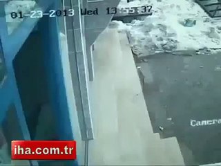 Görünmez kaza diye buna denir Çatdan düen buz kütlesi