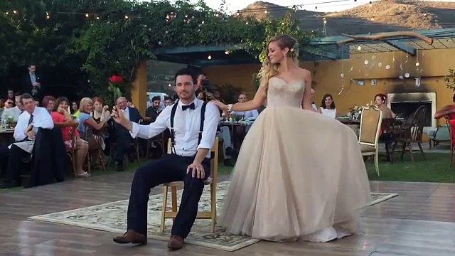 Mago sorprende a invitados en su boda con truco de levitación