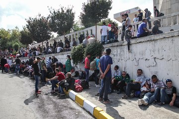 Hungary shuts key refugee route amid widening clampdowns across Europe