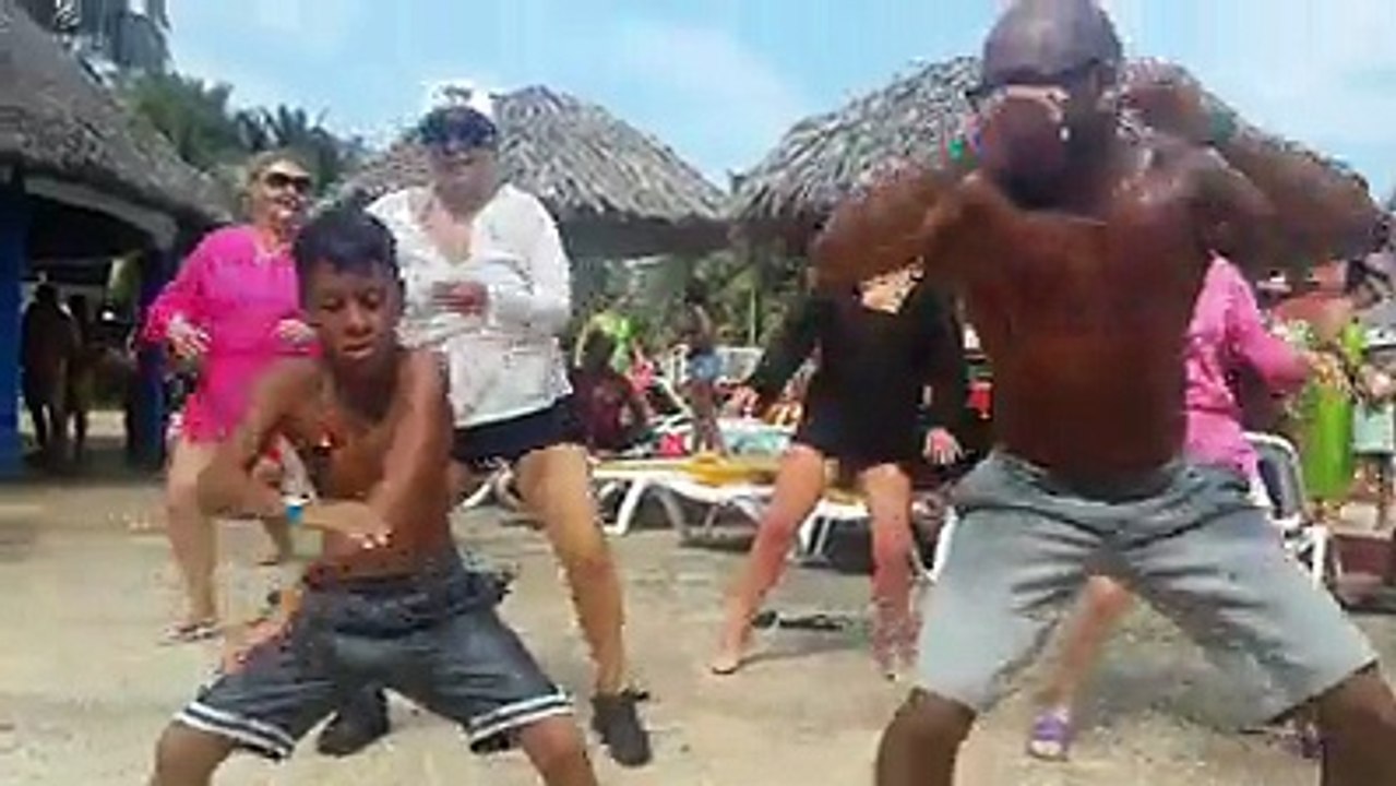 Niño cubano enseñando cómo se baila el reguetón en Cuba