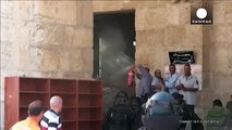 السلطات الإسرائيلية تحطم بوابات المسجد القبلي خلال اقتحامها للأقصى