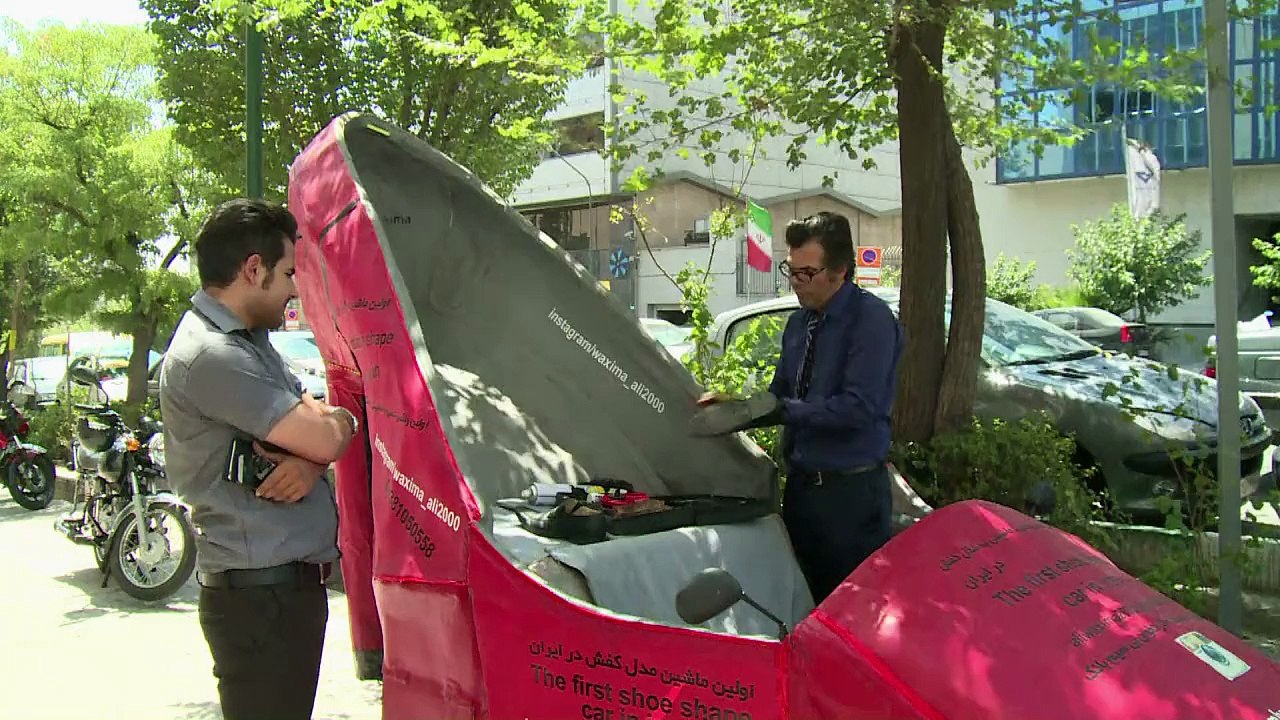 Schuhputzer in riesen-stöckelschuh