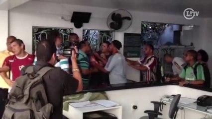 Télécharger la video: Torcedores do Fluminense invadem as Laranjeiras