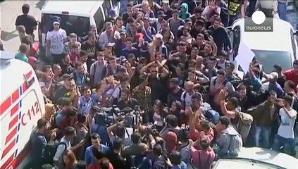 Скачать видео: Türkei: Tausende Flüchtlinge auf dem Weg zur griechischen Grenze